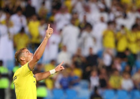 Cristiano Ronaldo volta a jogar após Copa do Mundo e marca o 977º gol da carreira; veja