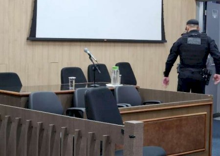 Sem advogado, j&uacute;ri de r&eacute;u acusado de matar padrasto com 17 facadas &eacute; adiado