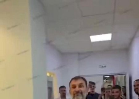 Presidente viraliza ao distribuir dinheiro em vestiário e promete mais antes de jogo contra David Luiz; veja