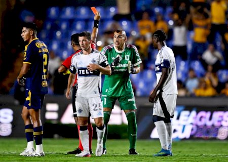 Goleiro é expulso após empurrar árbitro e arremessa cadeira e lixeira no túnel de acesso; veja