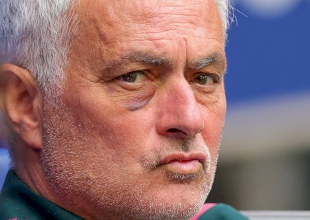 Mourinho aparece com olho roxo e explica acidente no Real Madrid