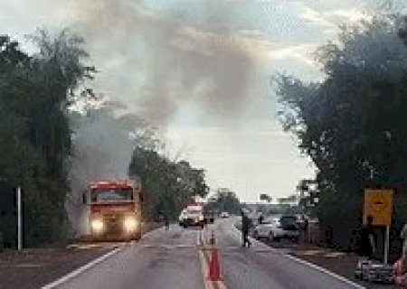 Carro pega fogo e nove pessoas ficam feridas em acidente na BR-262