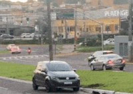 Motorista estaciona junto ao canteiro da Av. Mato Grosso e cena viraliza