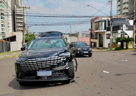 Acidente entre carros no cruzamento da antiga Furnas causa lentid&atilde;o no tr&acirc;nsito