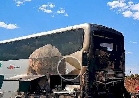 Traseira de &ocirc;nibus pega fogo durante viagem em Jaraguari na BR-163