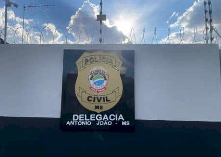 Homem &eacute; preso ao lavar mandioca em pia de batismo e atacar padre