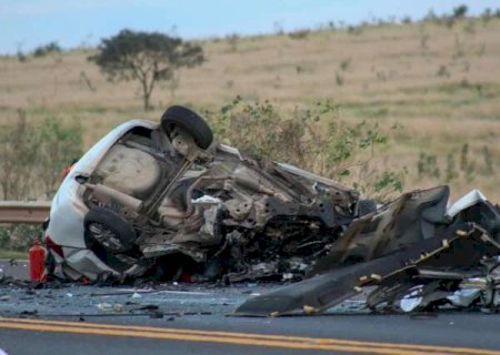 Motorista morre ap&oacute;s carro bater em carreta e pegar fogo na BR-163