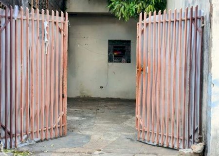 Pol&iacute;cia procura suspeito ap&oacute;s m&atilde;e achar filha estrangulada na sala
