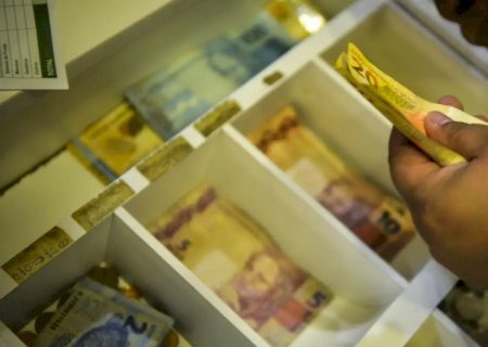 Trabalhadores nascidos em novembro e dezembro recebem abono salarial