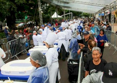 &Agrave; espera de uma das 2,5 mil fatias de bolo, moradores chegam 4 horas antes