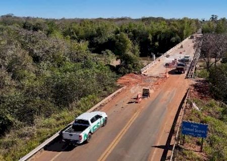 Tr&aacute;fego na MS-345 opera em pare e siga na ponte sobre o Rio Miranda