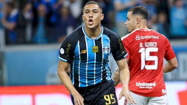 Carlos Vin&iacute;cius marca duas vezes e Gr&ecirc;mio elimina Inter na Copa do Brasil