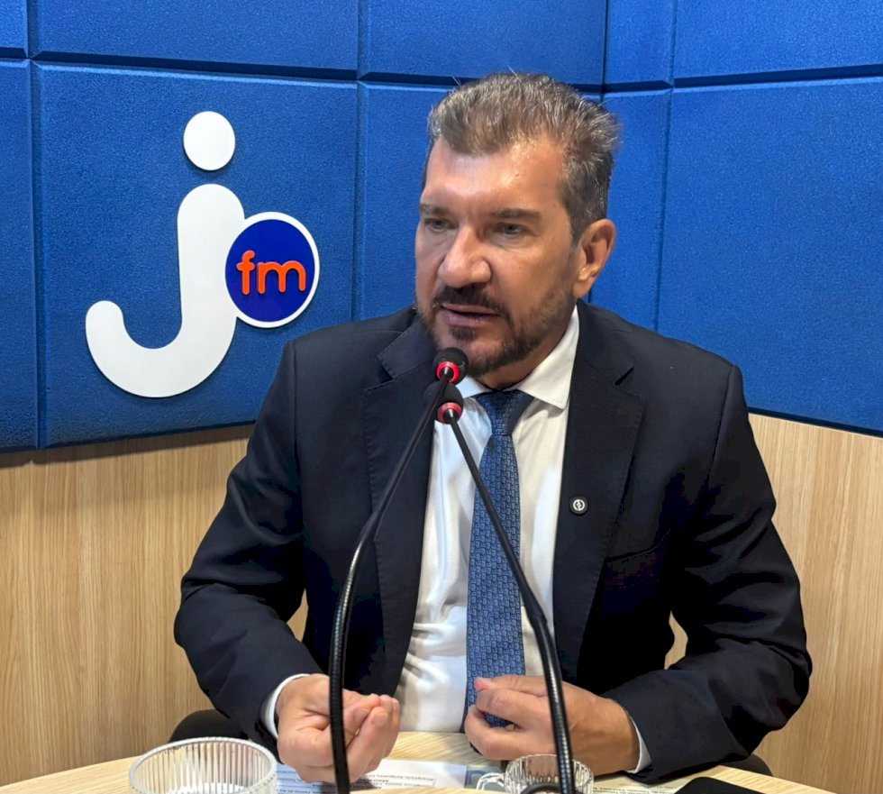 Kemp volta a defender salário igual para professores contratados e efetivos de MS