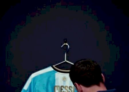 Messi apresenta camisa especial para o jogo de despedida da seleção argentina