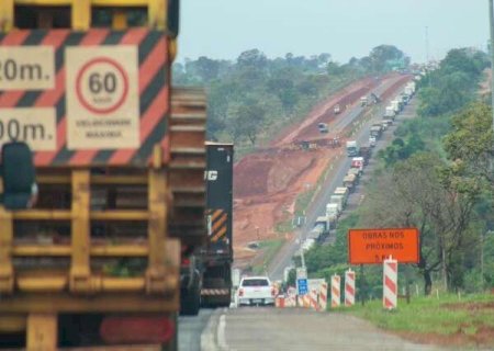 Pare-e-siga deixa tr&acirc;nsito travado por 4 km na BR-163, em Campo Grande