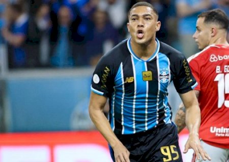 Carlos Vin&iacute;cius marca duas vezes e Gr&ecirc;mio elimina Inter na Copa do Brasil