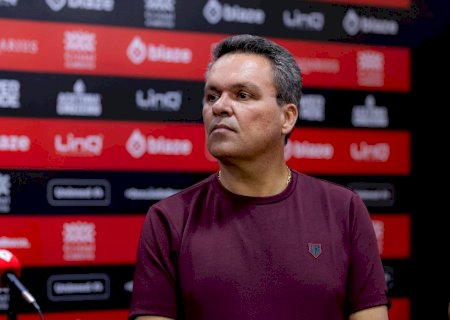 Presidente do Atlético-GO minimiza atrito com goleiro do próprio time e dispara: 'Ele é doido varrido'