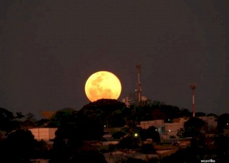 Lua cheia nasce alaranjada e colore o c&eacute;u de Campo Grande