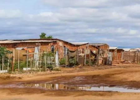 Encapuzados passam de moto e atiram 6 vezes contra homem
