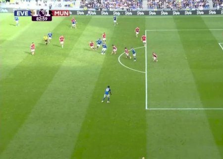 Manchester United registra sétimo prejuízo anual consecutivo e vende tufos de grama por R$ 850