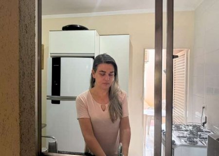 H&aacute; 45 anos, Adriane vive em corpo que n&atilde;o reconhece como seu