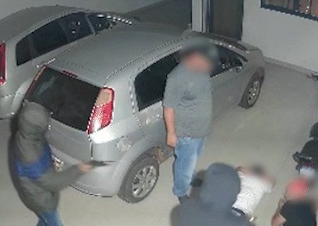 Dupla armada rende muambeiros e rouba carro com 200 iPhones na Moreninha