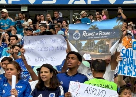 Torcedores do Cruzeiro protestam contra elenco e diretoria: "Resort do Pedrinho"; veja reação do dono