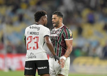 Árbitro peita Canobbio e é criticado por Hulk em Fluminense x Vasco; veja o lance