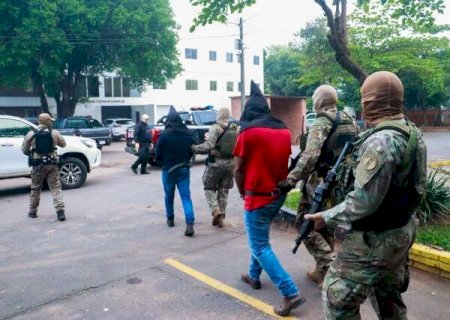 Presos com 30 fuzis negociavam venda de arsenal ao Comando Vermelho