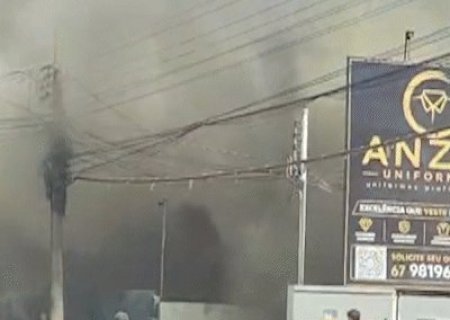 Inc&ecirc;ndio em duas casas fecha trecho de rua e mobiliza bombeiros na Vila Gl&oacute;ria