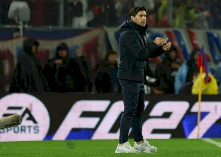 Abel é multado por chutar microfone em jogo do Palmeiras na Libertadores; veja valores