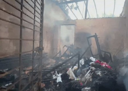 Casa &eacute; destru&iacute;da por inc&ecirc;ndio na Vila Olinda; h&aacute; suspeita de crime