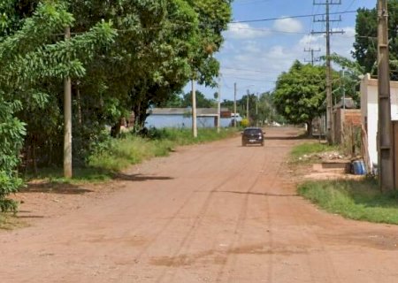 Moradores do Santa Em&iacute;lia v&atilde;o receber asfalto ap&oacute;s 51 anos vivendo no terr&atilde;o