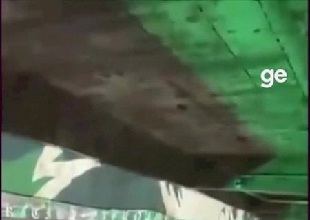 Torcedor despenca de arquibancada no Couto Pereira e é levado ao hospital