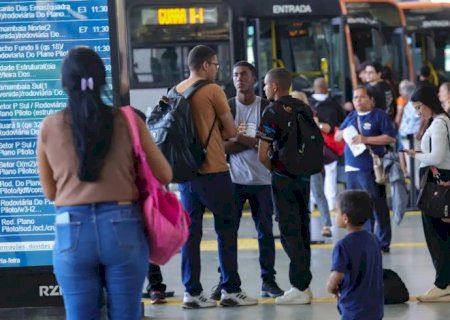 Setor de serviços fica estável em julho e sobe 2,4% em 12 meses