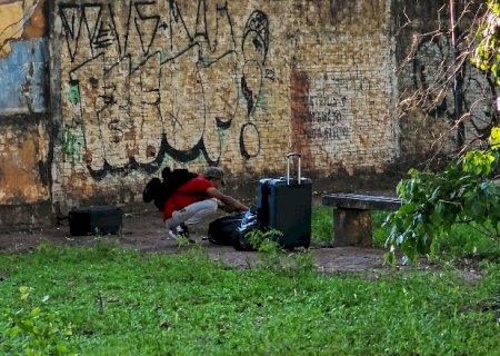 Ladr&atilde;o invade casa, foge com malas e &eacute; preso, mas pol&iacute;cia procura arma furtada