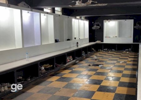 Torcida do Bagé-RS invade vestiário e agride jogadores do clube com bebedouro e cadeira