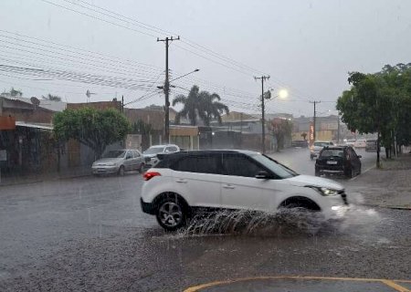 Chuva passa de 30 mm na Capital e frente fria mant&eacute;m MS sob risco de temporal