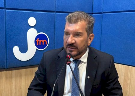 Kemp volta a defender salário igual para professores contratados e efetivos de MS
