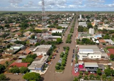 Prefeito corta sal&aacute;rios com promessa de devolver valores em 2027