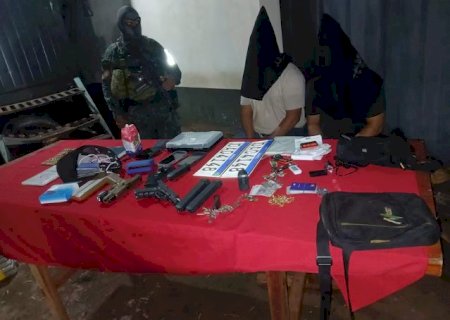 Dupla &eacute; presa com 2,1 toneladas de maconha na fronteira com Paraguai