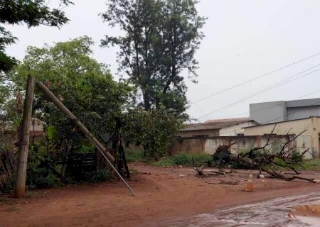 Poste partido e fios baixos preocupam pais em frente de escola municipal