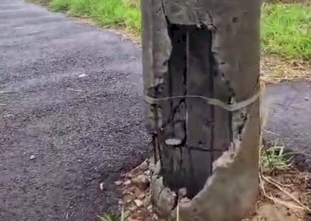 Ap&oacute;s acidente, poste fica torto e preocupa moradores no Santo Ant&ocirc;nio