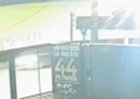 C&acirc;mera registra momento em que poste "explode" ap&oacute;s acidente na Joaquim Murtinho