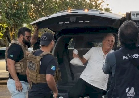 &ldquo;N&atilde;o matei a Fab&iacute;ola!&rdquo;, diz m&eacute;dico ao descer de cambur&atilde;o ap&oacute;s ser preso