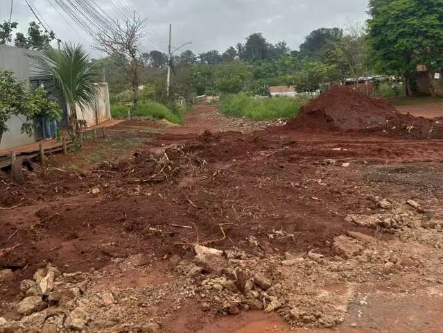 Obra de esgoto deixa moradores &ldquo;ilhados&rdquo; no Jardim Columbia