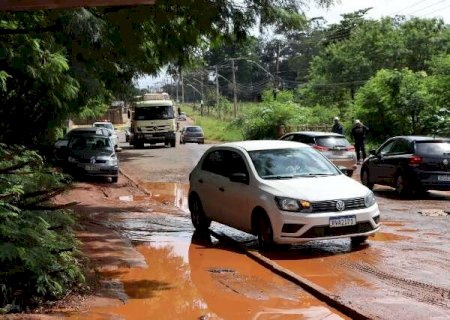 Buracos e lama tornam circula&ccedil;&atilde;o em rua do Lageado um transtorno