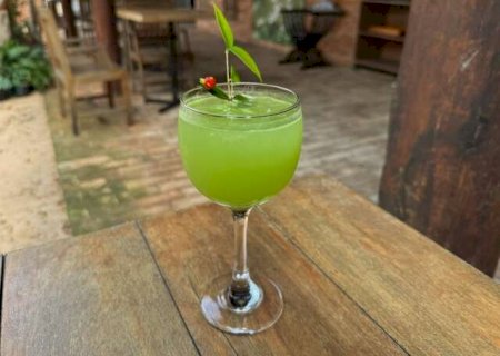 Folhas de pitanga do quintal viram suco refrescante com lim&atilde;o