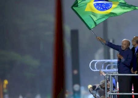 Em festa da vitória, Lula pede que público cante Hino da Independência