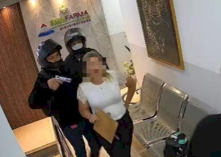 Dupla rende funcion&aacute;rios de farm&aacute;cia e acaba presa durante fuga